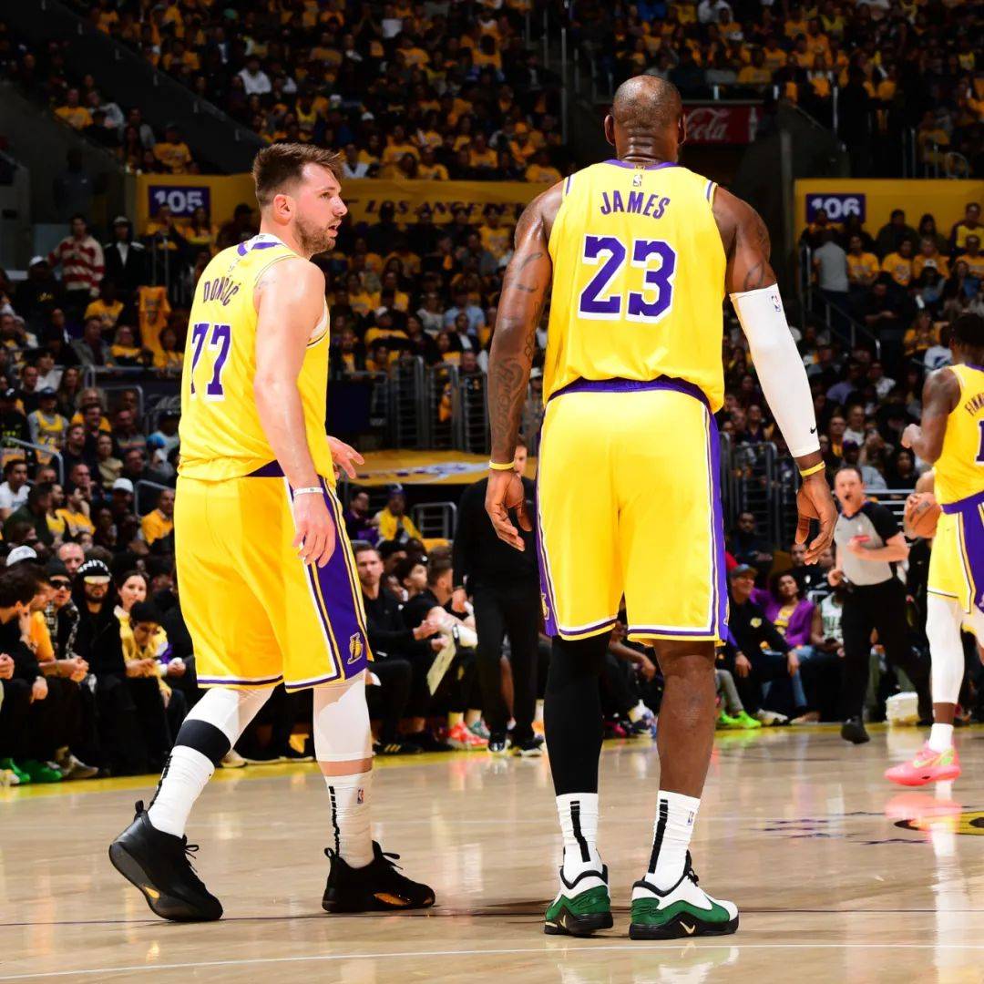 东契奇回归赛场，大胜首场状态亮眼，拜仁观众沸腾！的简单介绍