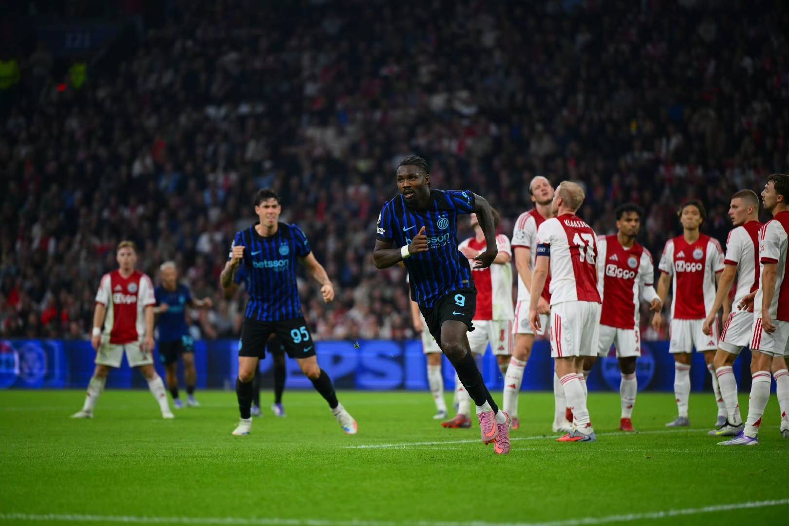 包含意甲加时末段再迎强敌，阿贾克斯手感冰凉，主帅态度——更衣室稳定，控场能力受关注的词条